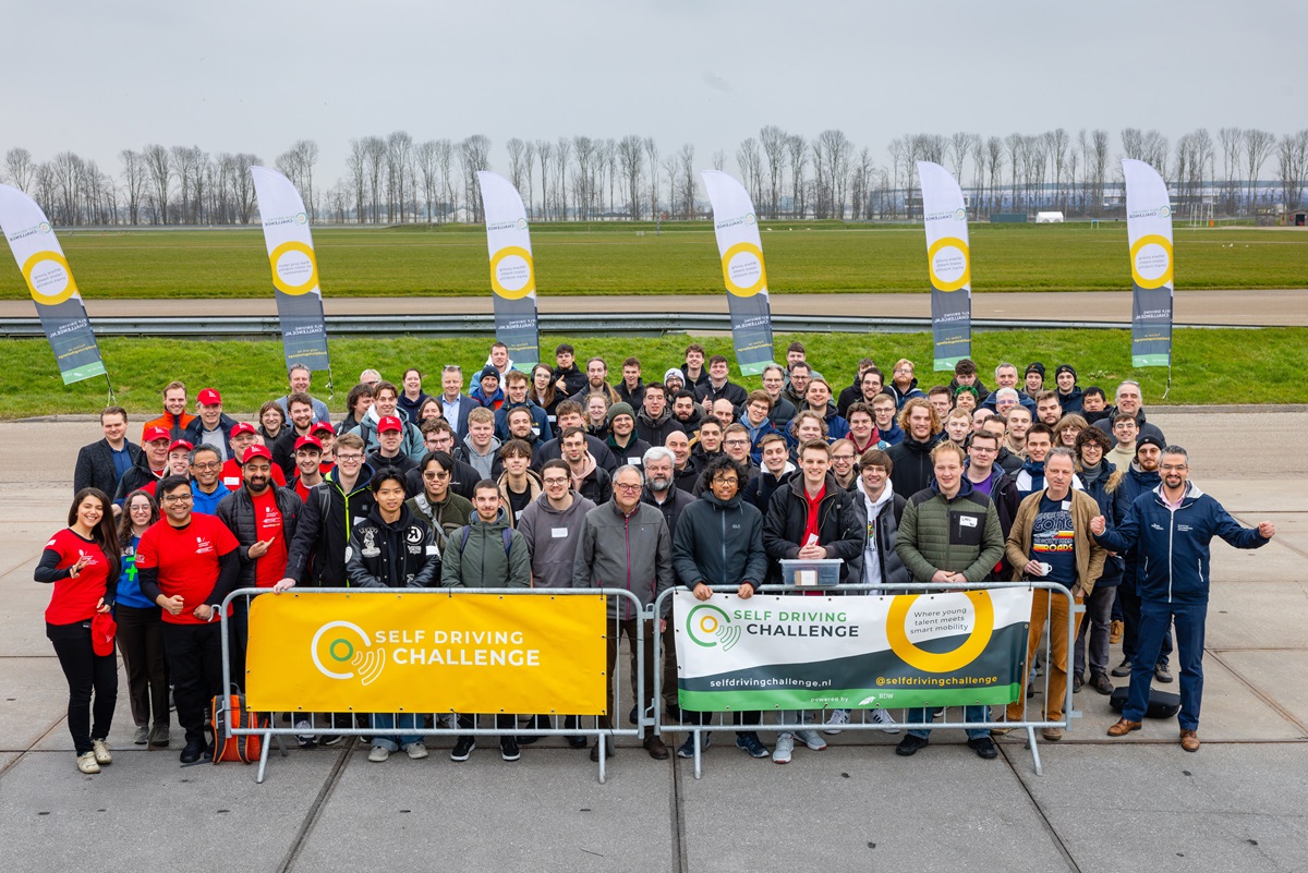 Groepsfoto van alle deelnemende teams
